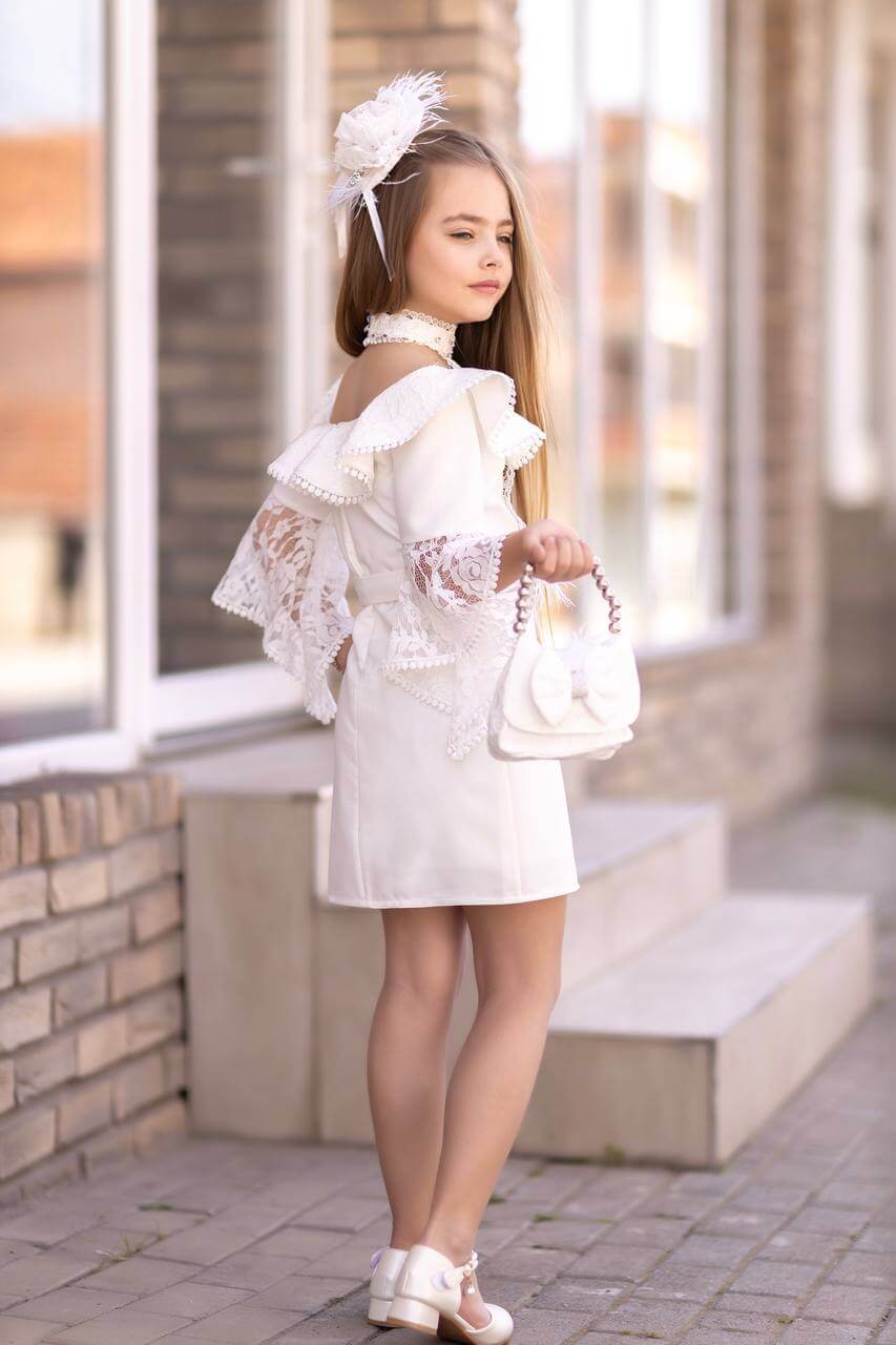 فستان أبيض مع حقيبة وربطة شعر